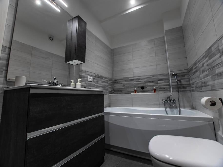 Modern Loft Center Of Turin + Jacuzzi 30M Metro Apartment Collegno Exterior photo